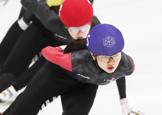 Shim Suk-hee races during the 2020 National Winter Sports Festival on Feb. 18, 2020 at Tancheon Sports Complex in Seongnam, Gyeonggi. [YONHAP]