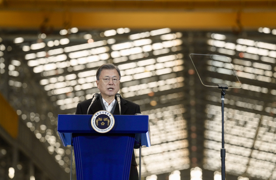 President Moon Jae-in gives a speech at the Hyundai Heavy Industry's Gunsan Shipyard in Gunsan, North Jeolla, to mark the shipbuilder's plan to reopen the facility next year. [YONHAP]