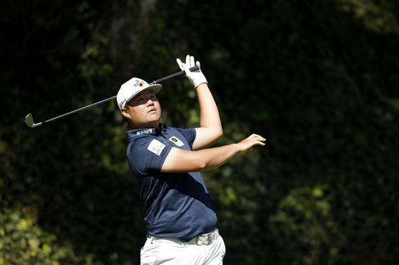 Im Sung-jae plays his shot from the sixth tee during the third round of The Genesis Invitational at Riviera Country Club on Feb. 19 in Pacific Palisades, California. [AFP/YONHAP]