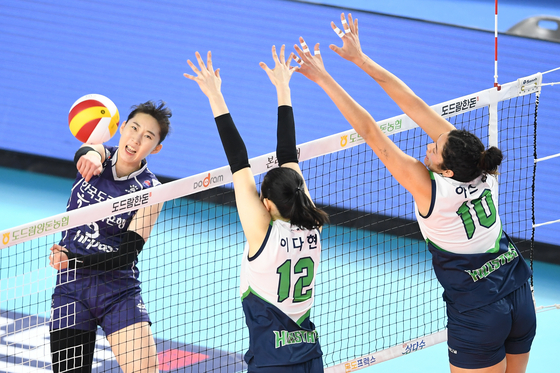 Park Jeong-ah of Korea Expressway Hi-pass, left, plays the ball against Hyundai Hillstate on Wednesday at Gimcheon Sports Complex in Gimcheon, North Gyeongsang. [NEWS1]