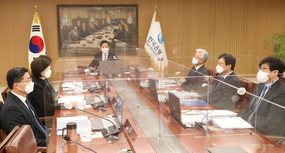 Bank of Korea Governor Lee Ju-yeol, center, speaks at a monetary policy board meeting in central Seoul on Thursday. [BOK] 