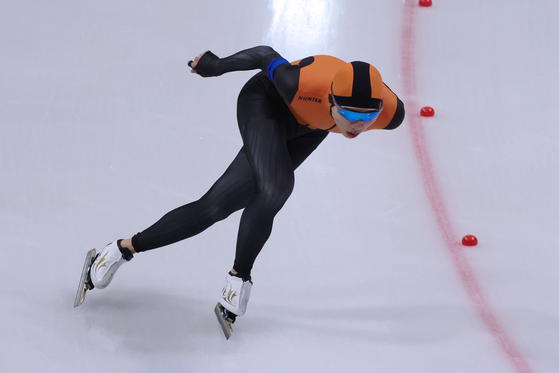 Beijing Olympics men's mass start silver medalist Chung Jae-won competes during the National Winter Sports Festival at Taereung International Skating Rink in northern Seoul on Wednesday. [YONHAP]