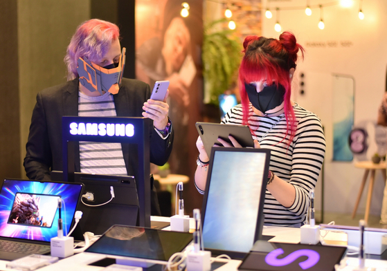Social media influencers in Peru try out a Galaxy S22 phone and Galaxy Tab S8 during a launch event in Lima. [SAMSUNG ELECTRONICS]
