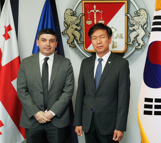 Kim Dae-ji, Commissioner of National Tax Service of Korea, right, and his Georgian counterpart Levan Kakava pose before talks in Georgia on Feb. 21. [NATIONAL TAX SERVICE]
