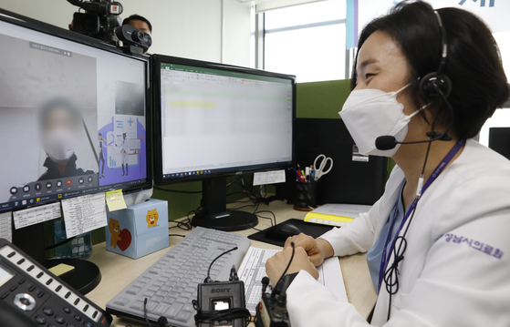 A doctor from Seongnam Citizens Medical Center talks to her patient over the phone on Jan. 21, 2022. [YONHAP]