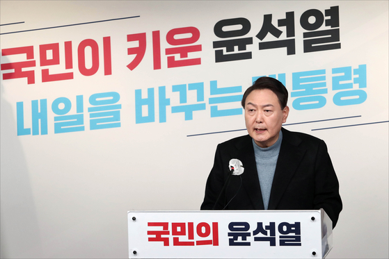 Yoon Suk-yeol, presidential candidate of the main opposition People Power Party (PPP), speaks at a press conference on the outcome of merger talks with the People’s Party at the PPP headquarters in western Seoul on Sunday. [NEWS1]