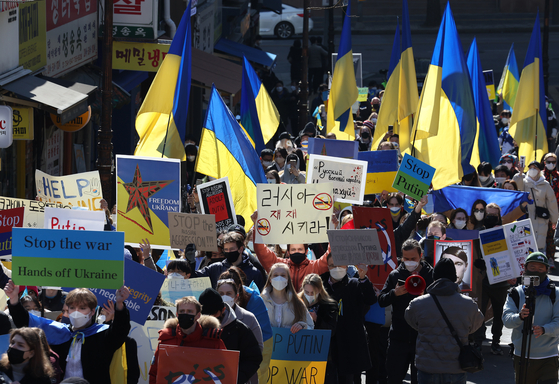 Ukranians rally near the Russian Embassy in central Seoul on Sunday to protest the Russian invasion of Ukraine. [YONHAP] 