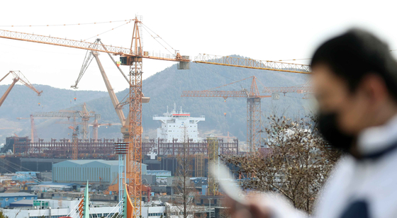 A shipyard in Geoje, South Gyeongsang, on Monday. Three Korean shipbuilders – Korea Shipbuilding & Offshore Engineering, Daewoo Shipbuilding & Marine Engineering, Samsung Heavy Industries – signed deals to build seven vessels for Russian shippers since late 2020. [YONHAP]