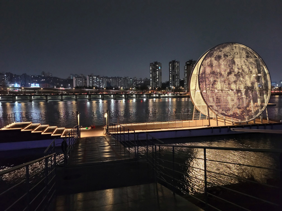 Public art piece "Moonlight Nodeul" installed on the quay at Nodeul Island on the Han River in Seoul [SEOUL METROPOLITAN GOVERNMENT]