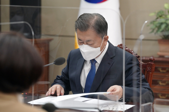 President Moon Jae-in attends a meeting on the global energy supply chain held at the Blue House on Feb. 25. [NEWS1]
