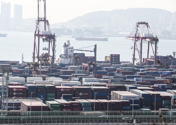 Export cargo docked at the port in Busan in February. [YONHAP] 