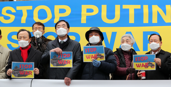 The group "Lawyers for Human Rights and Unification of Korea" holds a press conference in front of Independence Gate in Seodaemun District, western Seoul, to denounce Russia's invasion of Ukraine. [NEWS1]