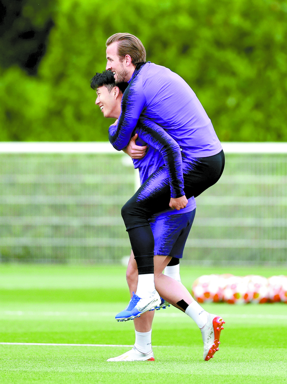 Tottenham's Son Heung-min and Harry Kane during training at the Tottenham Hotspur Training Centre in London on May 27, 2019. [REUTERS/YONHAP]