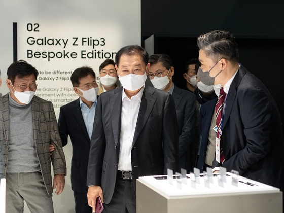 Samsung Electronics Vice Chairman Han Jong-hee browses the company's booth on Monday at MWC 2022 in Barcelona, Spain. [YONHAP]