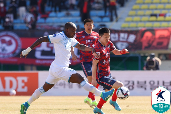 Manuel Palacios of the Pohang Steelers, left, plays the ball against Gimcheon Sangmu at the Gimcheon Sports Complex in Gimcheon, North Gyeongsang. [YONHAP]