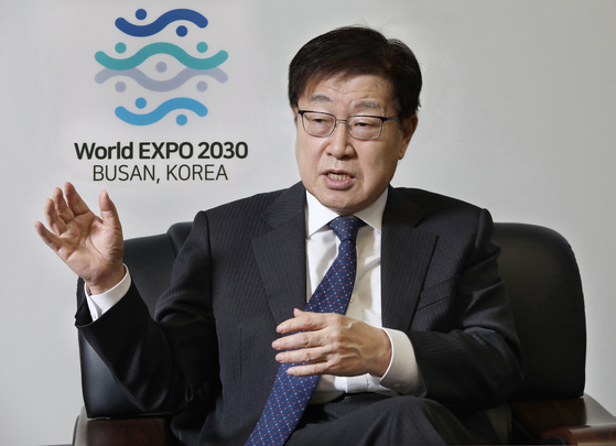  Kim Young-ju, Bid Committee for World Expo 2030 Busan chairman, discusses his plan during an interview with Korea JoongAng Daily in February at his office in Jongno, central Seoul. [PARK SANG-MOON] 