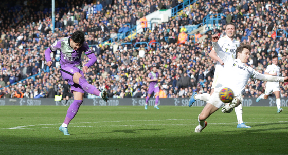 Tottenham Hotspur's Son Heung-min scores against Leeds United at Elland Road in Leeds, England on Saturday. [REUTERS/YONHAP]