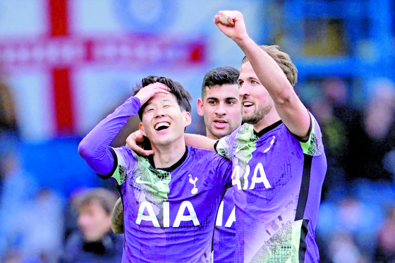 Tottenham Hotspur's Son Heung-min celebrates with Harry Kane after scoring during a match against Leeds United at Elland Road in Leeds, England on Saturday. [EPA/YONHAP]