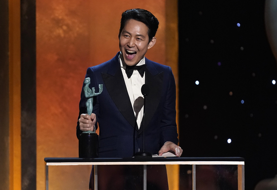 Lee Jung-Jae accepts the award for Outstanding Performance by a Male Actor in a Drama Series for ″Squid Game″ at the 28th annual Screen Actors Guild Awards at the Barker Hangar on Sunday, Feb. 27, 2022, in Santa Monica, California. [AP/YONHAP] 