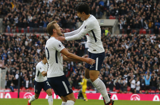 Tottenham's Son Heung-min and Harry Kane celebrate after during a game against Liverpool at Wembley Stadium in London on Oct. 22, 2017. [AP/YONHAP]