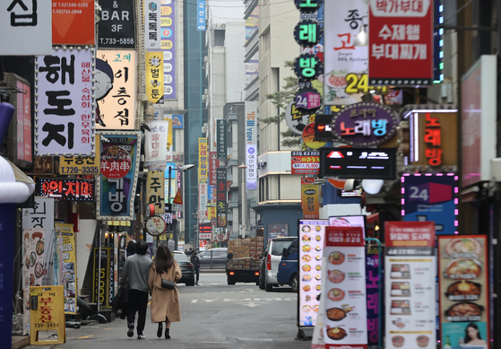 A commercical district in central Seoul on Wednesday. Inudstiral ouput in January grew year-on-year. But its pace slowed compraed to December's. The recent Russia-Ukraine conflict is considereed as the biggest risk including inflation pressure. [YONHAP]