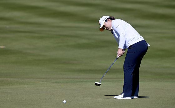 Park In-bee putts on the first green at the LPGA Drive On Championship golf tournament on Feb. 3 in Fort Myers, Florida. [AP/YONHAP]