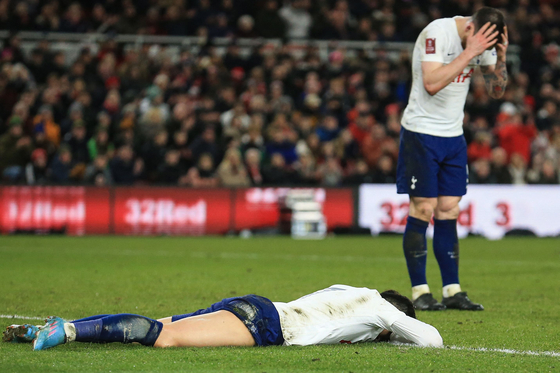 Tottenham Hotspur's Korean striker Son Heung-min, left, reacts after missing a chance to score during the English FA cup fifth round football match between Middlesbrough and Tottenham Hotspur at the Riverside Stadium in Middlesbrough on Tuesday. [AFP/YONHAP]