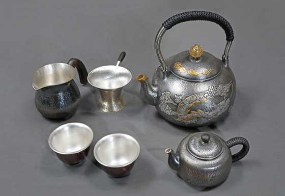 A silver tea set produced by Hong [PARK SANG-MOON]
