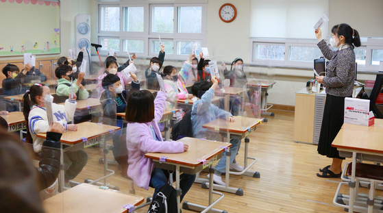 A teacher checks whether all of her students have received Covid-19 antigen home test kits at an elementary school in Daegu on Wednesday, as the spring semester for most schools nationwide started amid record-breaking Covid cases. [YONHAP]