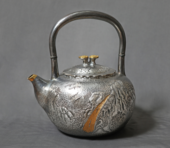 Hong's silver kettles are crafted from a single sheet of silver [PARK SANG-MOON]