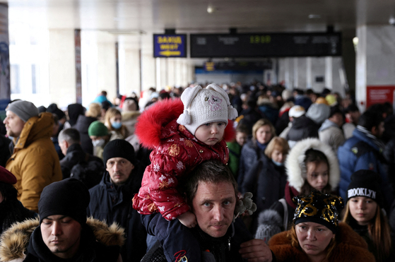 People wait to board an evacuation train from Kyiv to Lviv at Kyiv central train station following Russia's invasion of Ukraine, in Kyiv, Ukraine on March 1.[REUTERS/YONHAP]