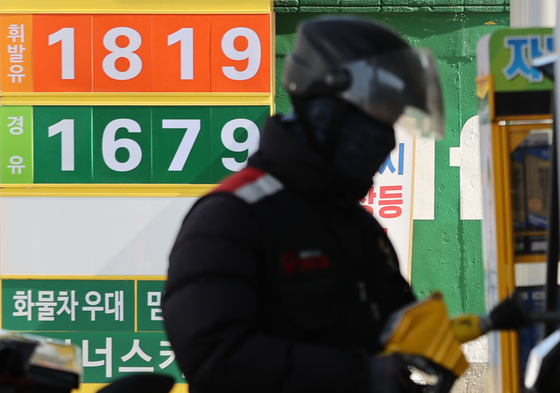 Gas is priced at 1,819 won ($1.5) per liter at a gas station in Seoul on Thursday. As the Russian invasion of Ukraine drove up global crude prices, West Texas Intermediate crude traded at $110.6 per barrel at the New York Mercantile Exchange, up 7 percent from the previous day. [YONHAP]