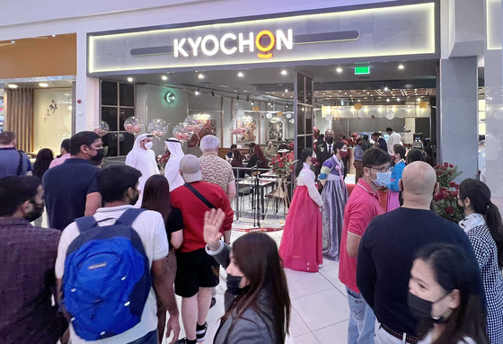 사람들은 두바이의 교천치킨 지점에 들어가기를 기다리고 있습니다. [KYOCHON F&B]