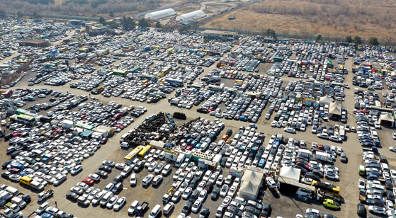 Cars in a used car export lot in Yeonsu District, Incheon, Thursday. The Russian invasion of Ukraine is projected to negatively affect small- and mid-sized enterprises in the secondhand car export business. [YONHAP]