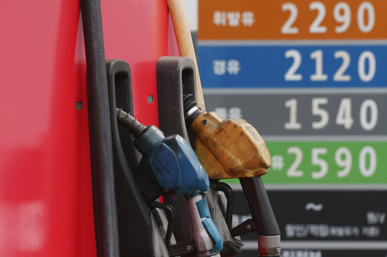 Gasoline pumps at a gas station in Seoul. Inflation pressure caused by rising prices of international oil have become a major concern. [YONHAP] 