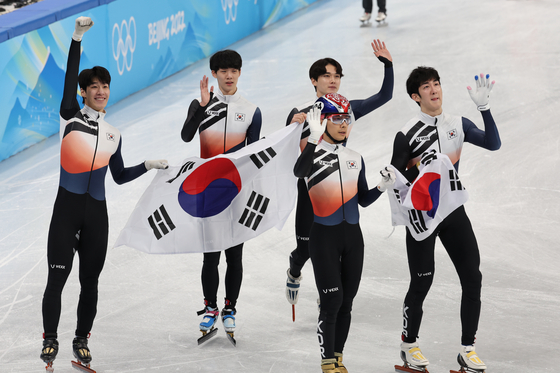 왼쪽부터 황대현, 이준서, 곽윤지, 김동욱, 박장혁이 2022년 2월 16일 2022 동계올림픽 캐피탈 실내체육관에서 열린 남자 5000m 계주에서 2위를 한 후 환호하고 있다. [NEWS1]