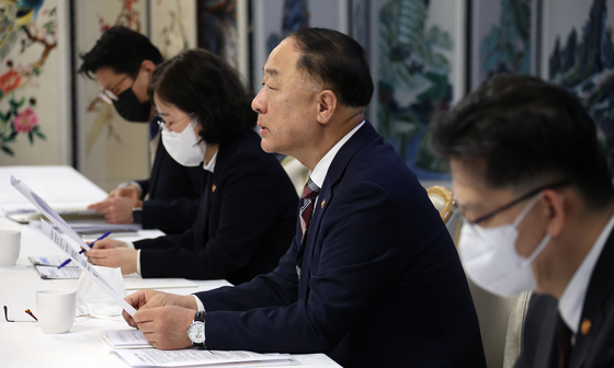 홍남기 기획재정부 장관(오른쪽에서 두 번째)이 30일 오전 서울 종로구 정부서울청사에서 열린 소비자물가기본회의에 참석하고 있다.  5년 만에 인플레이션에 관한 회의입니다. [YONHAP] 