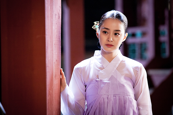 Actor Kim Tae-hee plays Royal Consort Huibin Jang (1659-1701), who is also known by her real name Jang Ok-jeong, in SBS's “Jang Ok Jung, Living in Love" (2013). [SBS]