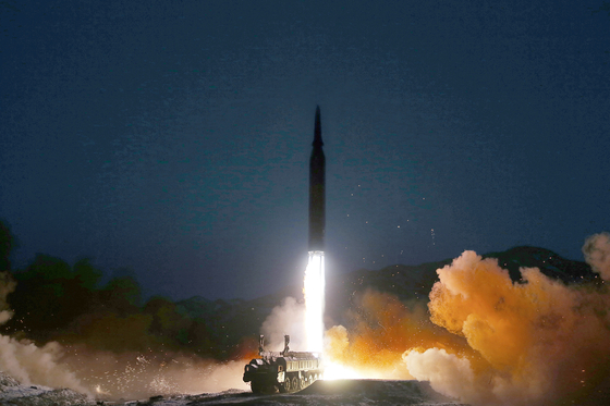 A photo released by the North's state-run Rodong Sinmun, which shows the launch of what the country called a "hypersonic missile" on Jan. 11. [NEWS1]