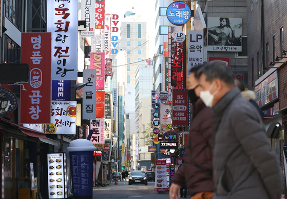 The price index for dining out increased by 6.2 percent year-on-year in February, according to Statistics Korea Sunday. It is the steepest monthly hike since December 2008 when the index soared by 6.4 percent. [NEWS1]
