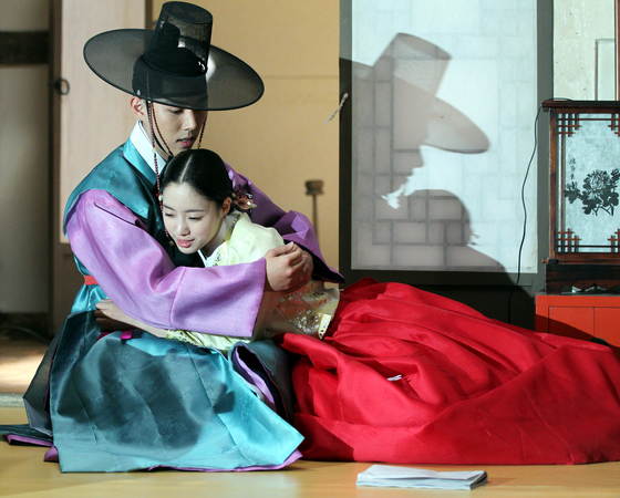 A scene from JTBC's "Queen Insoo" (2011-12) [JTBC] 