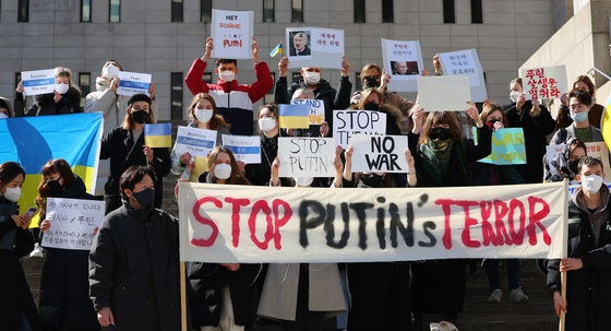 A group of Russians, Belarusians and Ukrainians residing in Korea stage a rally to denounce Russia’s invasion of Ukraine in front of the Sejong Center for the Performing Arts in central Seoul on Sunday. [YONHAP]
