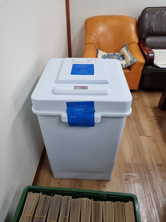 An early voting ballot box is spotted stored in the Jeju Election Commission’s secretary general’s room instead of the advance voting storage room in Udo-myeon, Jeju City, Saturday. [YONHAP]