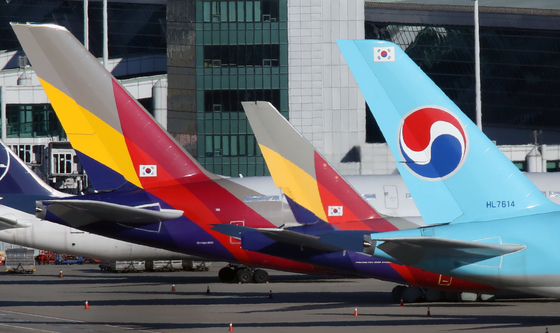 Korean Air Lines and Asiana Airlines' planes are stationed at Incheon International Airport. [YONHAP]