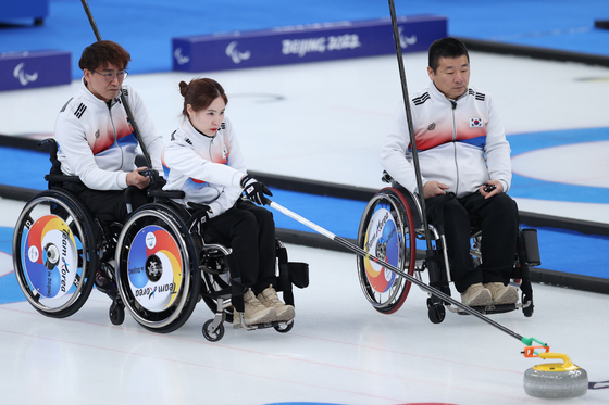 휠체어 볼 선수들이 제3회 패럴림픽 대회에서 우승했습니다.