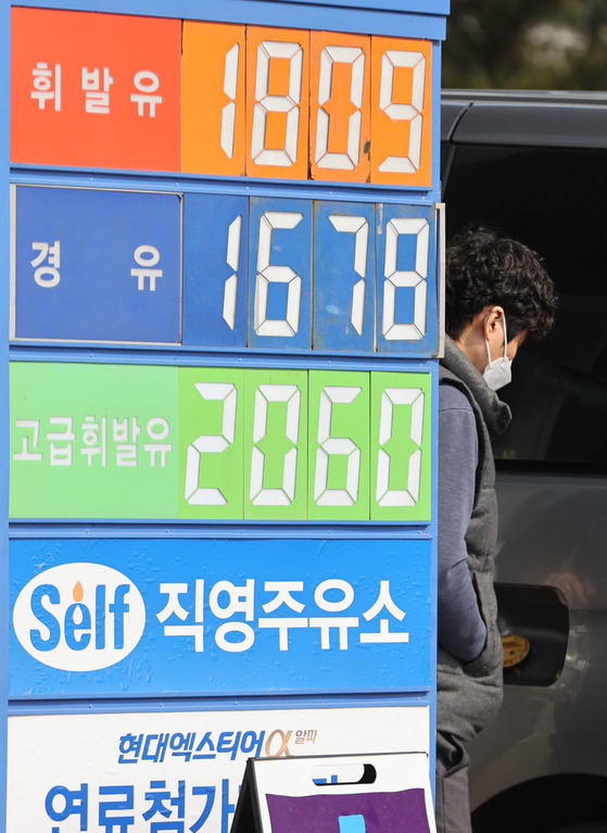 Gas is priced at 1,809 won ($1.47) per liter at a gas station in Seoul on Monday. Brent crude went up 18 percent as the trading started on Monday, hitting $139.13 per barrel at one point before falling back. Both Brent crude and West Texas Intermediate crude traded at the highest prices since July 2008, exceeding the 130-dollar mark. [YONHAP]
