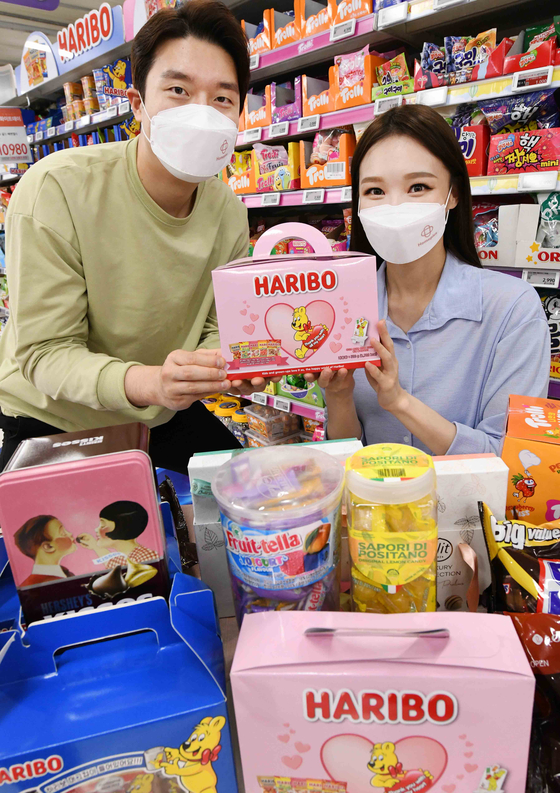 Models hold up gift packages filled with sweets at a Homeplus branch in Gangseo District, western Seoul. Homeplus announced Monday that it launched a promotion event for dessert gift packages ahead of "White Day" on Mar. 14, which is celebrated as a counterpart of Valentine's Day in Korea. [YONHAP]