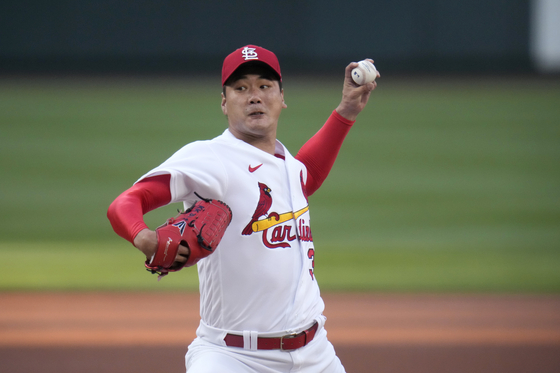 Kim Kwang-hyun throws a pitch for the St. Louis Cardinals during a game against the Cincinnati Reds on June 4, 2021. [AP/YONHAP]