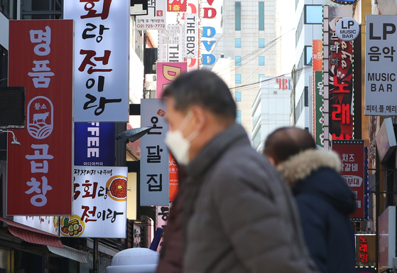 Statistics Korea announced Mar. 6 that the price of eating out increased at a record pace in 13 years, as the restaurant meal price index reached 107.39 in February, up 6.2 percent year on year. [NEWS1]
