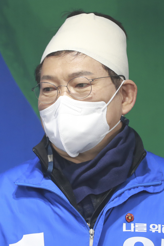 Democratic Party (DP) Chairman Song Young-gil attends a press conference for DP presidential candidate Lee Jae-myung on Tuesday at the party’s office in Yeouido, western Seoul, after being discharged from the hospital for head injuries. [NEWS1]